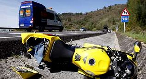 La moto del un joven herido, tirada en la cuneta tras el accidente.