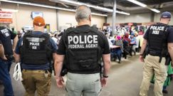 Agentes del Servicio de Inmigraci�n y Control de Aduanas (ICE) vigilan a los arrestos en un centro de procesamiento agr�cola en Canton