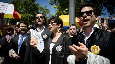 Varios manifestantes, ayer durante la protesta de jueces y fiscales frente al Supremo, en Madrid, adonde acudieron unas 5.000 personas.