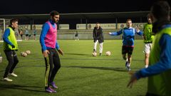 Imagen de archivo del tcnico vigus dirigiendo una sesin de entrenamiento en el campo de Vista Alegre.