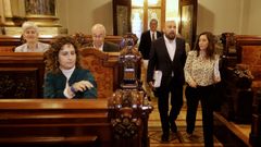 La alcaldesa, In�s Rey, y el portavoz municipal, Jos� Manuel Lage, entran al pleno ante la presencia de la candidata del BNG, Avia Veira, y el resto de ediles del BNG