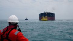 El petrolero Helga llega a la�terminale�de Irak,�tras pasar por�el estrecho de Ormuz.