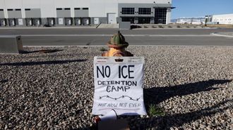 Un cartel contra el servicio migratorio de EE.UU. en un centro de detenci&oacute;n de Salt Lake City (Utah)