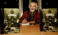 Xan Fraga, ayer, durante la presentaci�n de su nuevo libro, �Cr�nicas de Carballo IV�.
