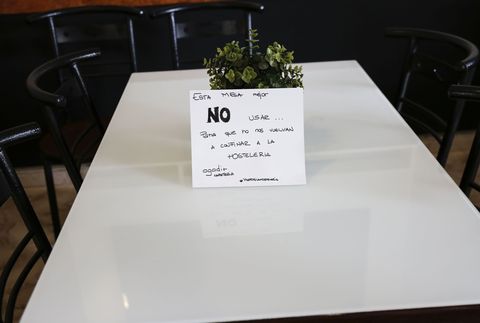 Cartel que advierte de que no se puede utilizar una mesa