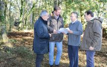 La comitiva oficial habl� en Codeseda del inicio de obras de la red secundaria de caminos de la parcelaria.