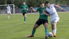Hugo, autor del gol de Noia, pugnando por la pelota con un futbolista del Xallas