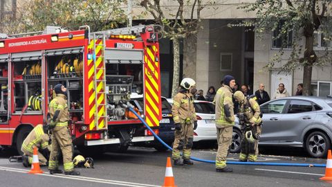 Efectivos desplazados a paseo de Ronda, en A Coru�a, tras una tentativa de homicidio