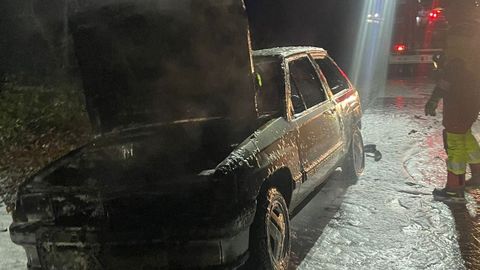 As� qued� el coche que prendi� fuego en la N-540