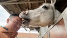 Zhixian Xu, con su caballo Furion, en Bulgaria, donde se han detenido.