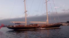 El Thalia, fondeado ayer por la ma�ana frente a Sanxenxo, con Portonovo al fondo de la imagen