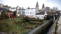 Cuando el Pazo de Dona Urraca y el solar de la vieja f�brica de ata�des, lleno de restos arqueol�gicos, se rehabiliten, se pondr� fin a una de las im�genes m�s lamentables de la ciudad. El Concello se har� cargo de las casas pegadas para dise�ar una plaza.