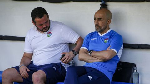 Javi Santos y Anxo Casalderrey en el banquillo de Barraa, en el encuentro contra el Sofn.