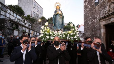 La Irmandade do Cristo da Misericordia sac en procesin las imgenes del Ecce Homo y las vrgenes de la Amargura y la Soledad tras la celebracin de la misa.