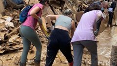 Las jvenes retiraron barro y agua tanto en la calle como en varios edificios