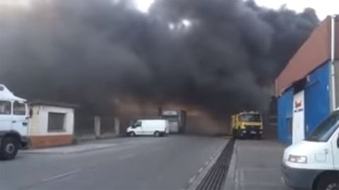 Humareda en el incendio de la f�brica de hielo de Avil�s