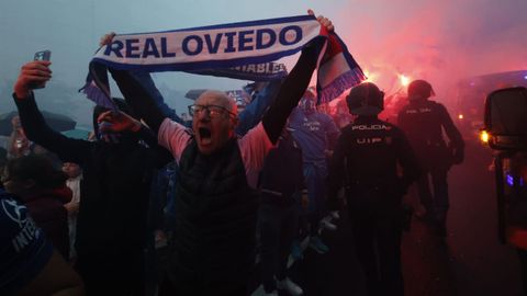 Recibimiento al Real Oviedo antes del partido de playoff contra el Eibar