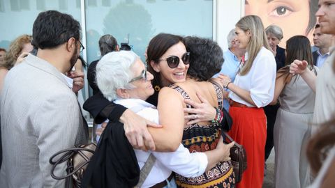 Nevenka Fern�ndez se abraza con Menchu Mosteira (izquierda), el s�bado 21 de junio en el homenaje que recibi� la exconcejala en Ponferrada.