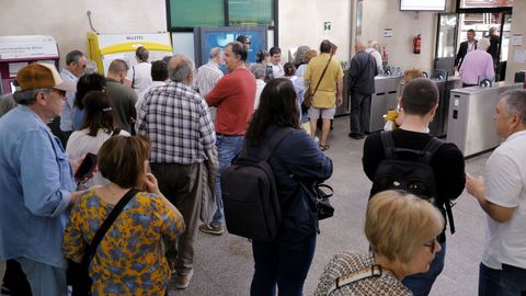 Participantes en la estaci�n de Ferrol, antes de partir