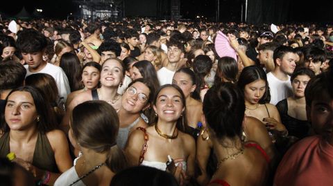 Público en las primeras filas de la verbena con la orquesta Panorama en la segunda noche de las fiestas de agosto de Monforte