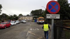A la izquierda, coches de los ni�os de Baamonde que estudian en Baamonde y no tienen transporte