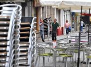 El empleo en sector servicios -en foto de archivo, actividad hostelera- se ha reducido. 