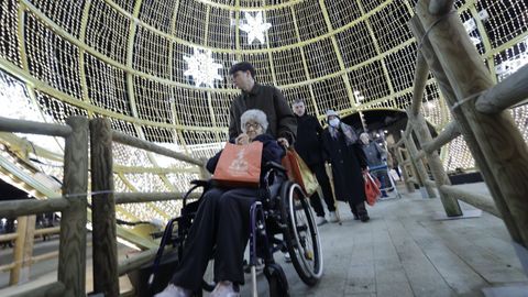 Los mayores de la residencia Padre Rubinos disfrutaron de la iluminaci�n de Navidad gracias a Radio Taxi