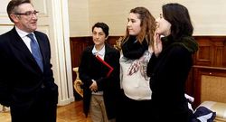 El alcalde se reuni� con los voluntarios del refugio.