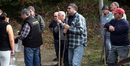 <span lang= es-es >Colaboraci�n vecinal</span>. Ayer, una vez m�s, numerosos vecinos de Boimaz�n se sumaron al operativo de b�squeda junto a familiares            y agentes de la Guardia Civil de Boiro y de la polic�a judicial de A Coru�a, que est�n al frente de la investigaci�n. 