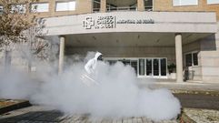 Labores de desinfecci�n a las puertas del Hospital Comarcal de Ver�n