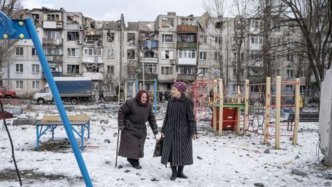Dos mujeres pasean por la ciudad de Pokrovsk, en la regi�n de Donetsk.