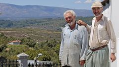 Vivir rodeado de monta�as. Domingos (izquierda) y su hermano Rafael Luis aparcan sus labores en el campo para describir c�mo es vivir en medio de la sierra que asciende hacia el Pisco, hist�ricamente amenazada por el fuego. Dice Domingos que cuando se limpian las fajas en torno a las casas y se abren caminos, las llamas no llegan tan f�cil.