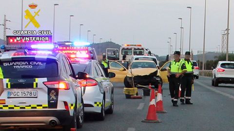 Agentes de la Guardia Civil, en el lugar del siniestro