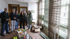 El delegado territorial y otros representantes de la Xunta visitaron una vivienda del casco hist�rico de Ribadavia, adquirida con ayudas auton�micas.