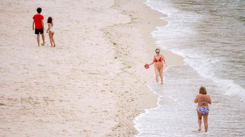 Ba�istas en la playa de Portocelo, en Mar�n