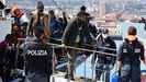 Migrantes desembarcando, este mircoles, en el puerto italiano de Catania