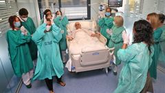 Germ�n Alonso, este viernes, en la uci, justo antes de abandonar la unidad, con parte del equipo asistencial, su mujer y sus dos hijas