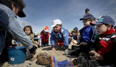 Un monitor explica a un grupo de peque�os detalles sobre las especies que encontraron. 