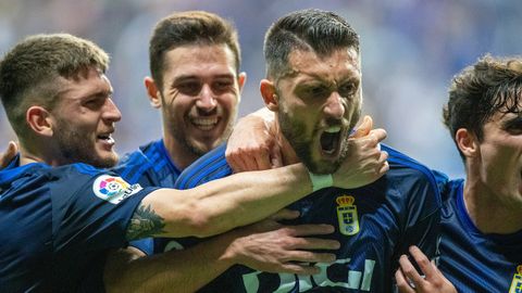 Borja Bastn celebra su gol al Mlaga junto a Viti, Lucas y Javi Mier