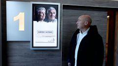 Juan Perdiz, de la funeraria San Marcos, mostrando las pantallas en las que las familias reproducen fotos de los difuntos y mensajes de condolencia.