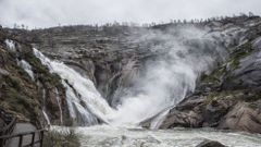 Cscada de zaro (Dumbra), en la desembocadura del ro Xallas, un monumento natural nico en Europa, por ser la nica que cae en el mar