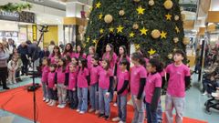  El coro infantil y juvenil Cantiga acompañó el encendido de las luces de Navidad en Ponte Vella