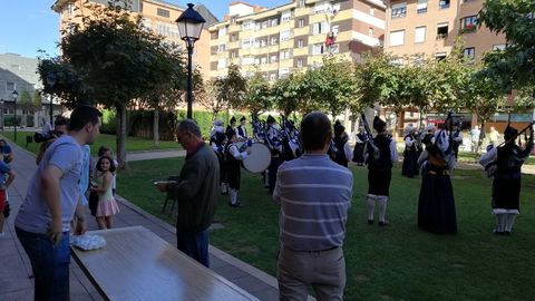 M�sica de gaita durante el reparto del bollo de Teatinos