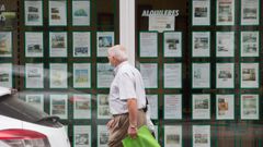 Los escaparates de las inmobiliarias de Lugo ofrecen numerosos alquileres