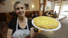 Paca V�zquez posa en Don Jam�n junto a una de sus tortillas, la especialidad de la casa. Desde los inicios, para elaborarla siempre utiliz� productos caseros. Durante este tiempo, muchas personas se acercaron a probarla. 