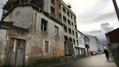 Las casas fuera de la l�nea de la calle antes de su derribo, junto a la gr�a ahora retirada 