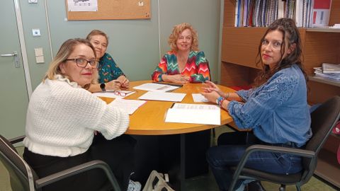 La directora de Participaci�n, Transparencia, Diversidad Sexual y LGTBI�Nuria Rodr�guez, junto�a representantes de XEGA Families