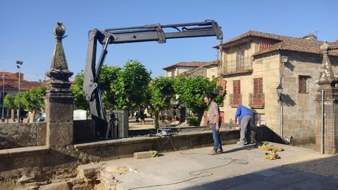 Tino Cordal subliña que os traballos da escalinata darán paso á humanización definitiva da praza de Fefiñáns