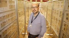 Luis Latorre, en el sal�n regio del C�rculo de las Artes, donde est� el mayor n�mero de colecciones