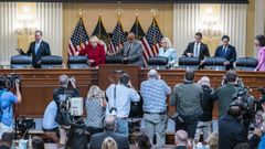 Los miembros del comit� a su llegada a la sesi�n.